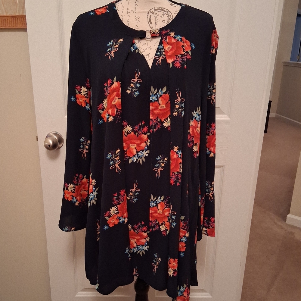 JODIFL black floral long sleeve tunic blouse. NWT